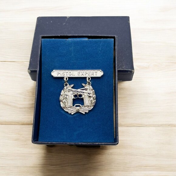 Vintage USMC Pistol Expert Qualification Badge With Original Box 1960s Krew - Picture 1 of 7